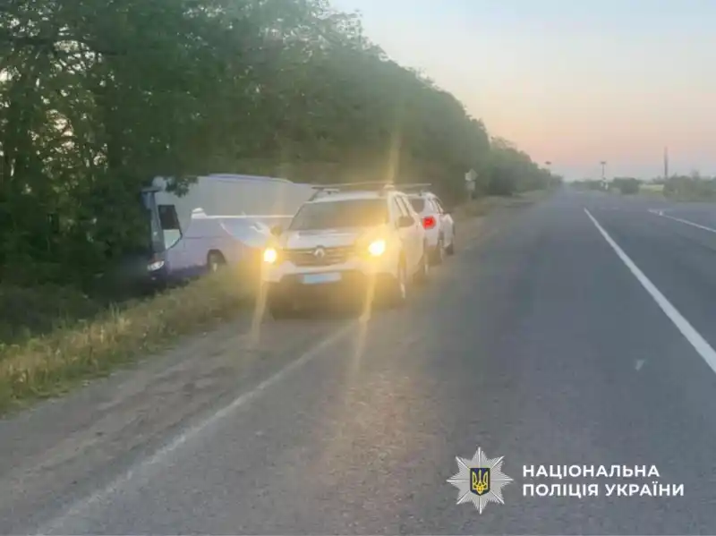 На Одещині рейсовий автобус з маршруту Бургас – Одеса вилетів у кювет: пасажири не постраждали