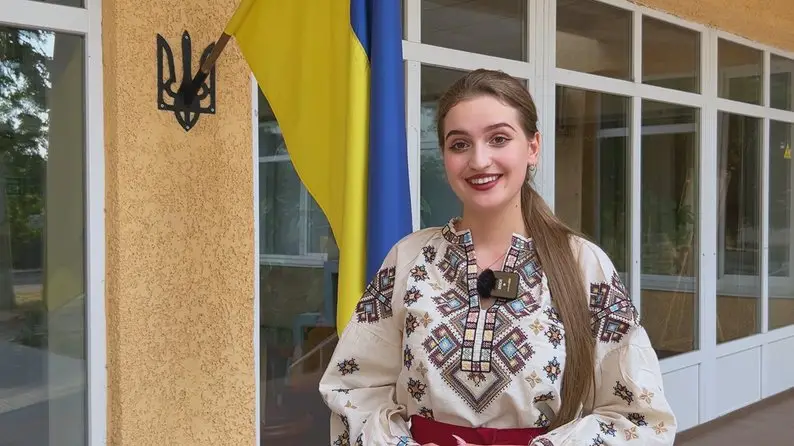 Олеся Кічук: історія співачки з Одещини, яка несе музику на фронт та по всьому світу