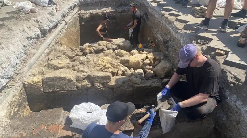 Археологи в центрі Одеси натрапили на артефакти XIV століття та фрагменти античних поселень