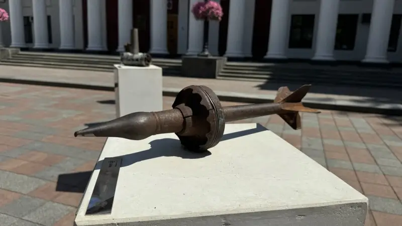 В Одесі представили “Алею незламних міст” з уламками російських снарядів