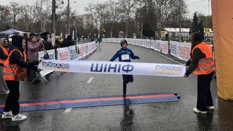 Біг крізь сніг, дощ і град: як в Одесі пройшов марафон Seaside Marathon Odesa